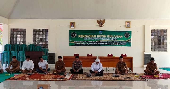 Waka Polsek Pamarayan Menghadiri Dan Mengikuti Kegiatan Pengajian Rutin Bulanan Tingkat Kec. Bandung