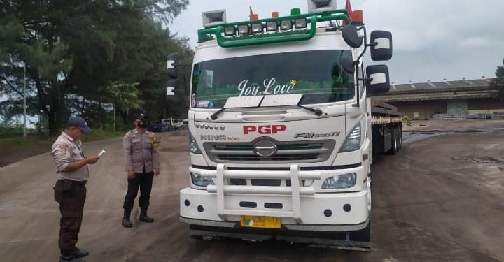 Polsek Kskp Banten melaksanakan Pengecekan Barang dan Muatan Kendaraan di Pelabuhan