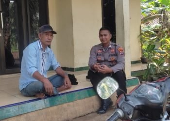 Sampaikan Pesan Kamtibmas, Bhabinkamtibmas Sambang Ke Rumah Ketua Rt Curug Agung