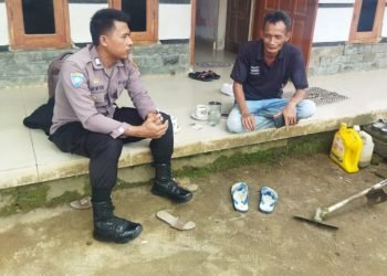 Bhabinkamtibmas “Yuk Ngopi Wae” Bersama Masyarakat Desa Baros