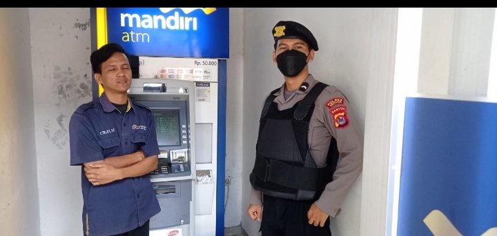 Berikan rasa aman Sat Samapta Polres Serang berikan pengawalan kepada petugas pengisian mesin ATM dari PT UG MANDIRI