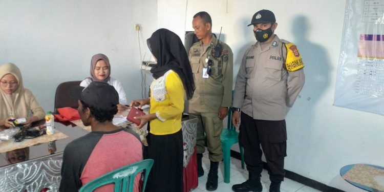 Bhabinkamtibmas Polsek Banjar Monitoring Penyaluran Dana Bantuan PKH