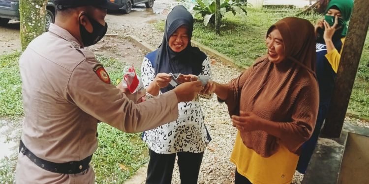 Personil Polsek Carita Polres Pandeglang, laksanakan  Himbauan dan Bagikan Masker gratis
