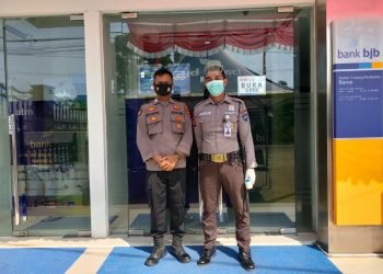 Untuk Keamanan Nasabah, Anggota Polsek Baros Polresta Melakukan Pengamanan Bank BJB.