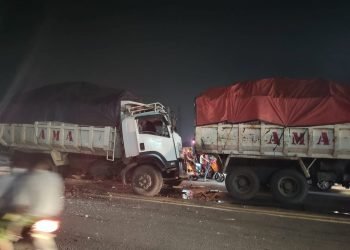 Akibat Rem Blong 2 Dump Truck Alami Kecelakaan, Satlantas Polresta Tangerang Evakuasi Korban