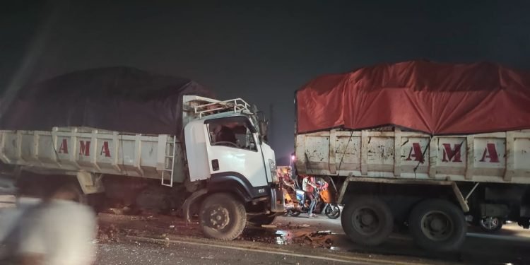 Akibat Rem Blong 2 Dump Truck Alami Kecelakaan, Satlantas Polresta Tangerang Evakuasi Korban