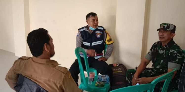 Bhabinkamtibmas Desa Panyirapan Silaturahmi bersama Tiga Pilar Di Kantor Desa.
