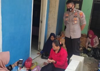 Bhabinkamtibmas Monitoring Kegiatan Penyaluran BPNT Di E-Warung Di Desa Cisalam
