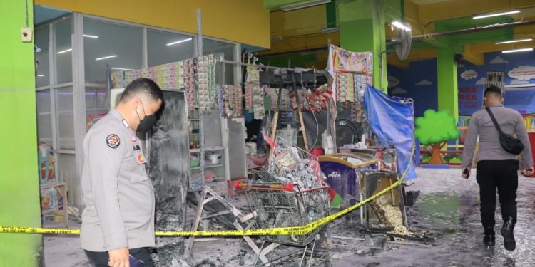 Polresta Serang Kota Bantu Evakuasi Kebakaran Mall di Kota Serang
