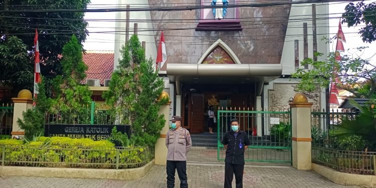 Anggota Polsek Rangkasbitung Polres Lebak Melaksanakan Kegiatan Patroli dan Pengamanan ke Gereja-Gereja Yang Ada di Wilkum Polsek Rangkasbitung