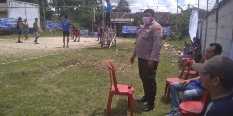 Kanit Intelkam dan Bhabinkamtibmas Polsek Rangkasbitung Polres Lebak Monitoring Pertandingan Bola Voly AHY Cup di Desa Narimbang Mulya