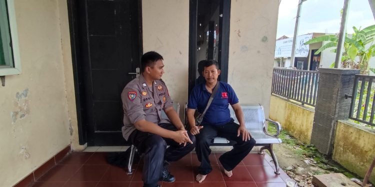 Bhabinkabtibmas Polsek Baros Polresta Serkot Sambangi Ketua RT