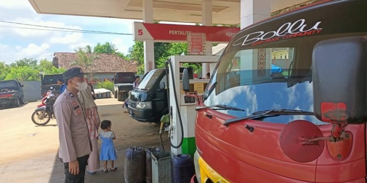 Personil Polsek Cibaliung lakukan Monitoring dan Pengamanan SPBU Paska kenaikan BBM