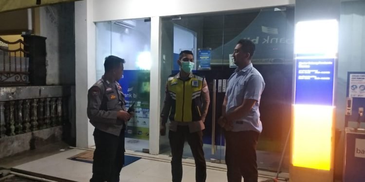 Anggota Patroli Polsek Baros Sambangi Bank BJB Baros, Cegah Kriminalitas Malam Hari