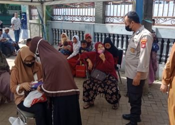 Cegah Covid – 19, Anggota Polsek Baros Himbau Pakai Masker kepada Nasabah Bank Bjb