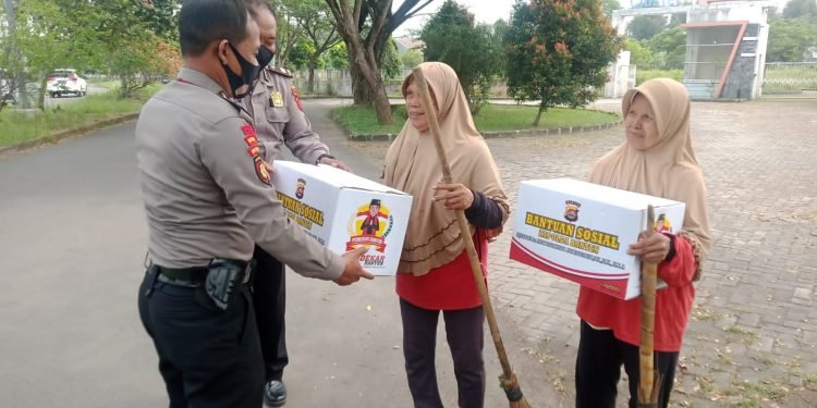 Tanpa Lelah, Ditpamobvit Polda Banten Salurkan Sembako Kepada Masyarakat Terdampak Kenaikan BBM