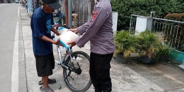 Rutin Berbagi, Ditbinmas Polda Banten Salurkan Beras Gratis Kepada Masyarakat Kurang Mampu
