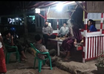 Sambangi Pos Kamling, Bhabinkamtibmas Desa Tejamari Beri Himbauan Kamtibmas