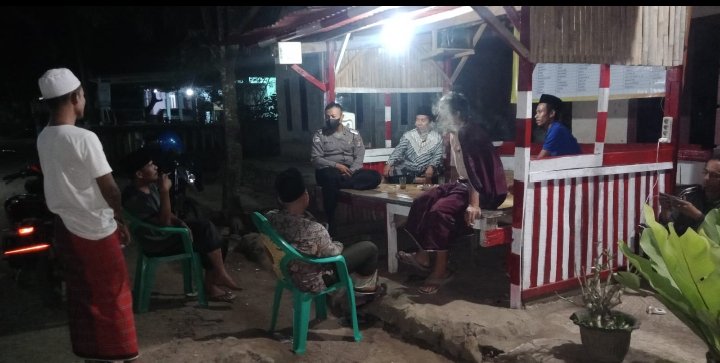 Sambangi Pos Kamling, Bhabinkamtibmas Desa Tejamari Beri Himbauan Kamtibmas