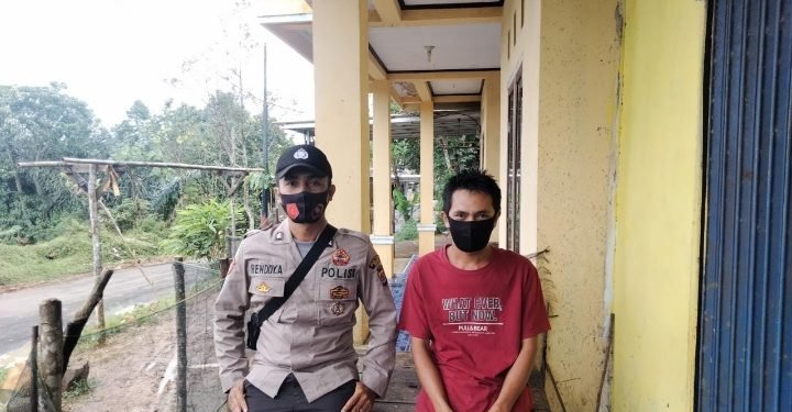 Anggota Polsek Cirinten Polres Lebak Laksanakan Giat Sambang ke Sekdes Karangnunggal