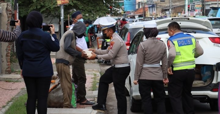 Kapolresta Serang Kota Berikan Bantuan Bahan Pokok Kepada Masyarakat