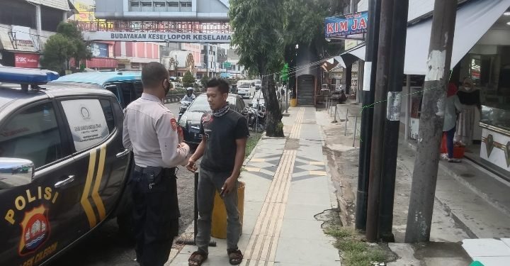*Bhabinkamtibmas Polsek Cilegon Kota Polres Cilegon Polda Banten patroli pasar dan toko
