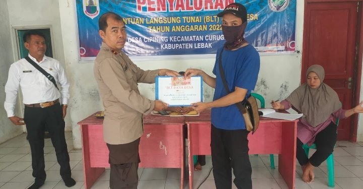 Polsek Curugbitung Polres Lebak Melaksanakan Pengamanan dan Monitoring Penyaluran BLT-DD di Kantor Desa Cipining
