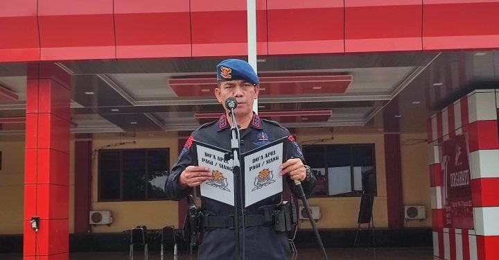 Dansat Brimob Polda Banten Pimpin Apel Pagi Serta Cek Kehadiran Personel