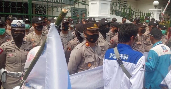 Kapolsek Rangkasbitung dampingi Kabag Ops Polres Lebak Laksanakan Giat Pengamanan Unras di Kantor DPRD Kabupaten Lebak