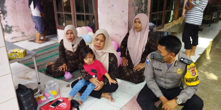 Bhabinkamtibmas Desa Baros Monitoring Kegiatan BIAN (Bulan Imunisasi Anak Nasional) Di Desa Binaan.