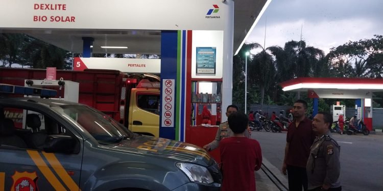 Pantau Situasi, Kapolsek Baros Monitoring Ketersediaan Stok BBM di SPBU Wilayah Kecamatan Baros