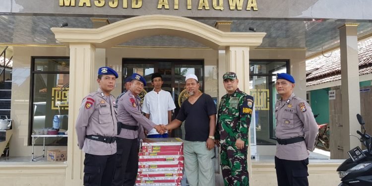 Tebar Kebaikan, Ditpolairud Polda Banten Berikan Bantuan ie Masjid At-Thaqwa dan Paket Sembako Kepada Nelayan