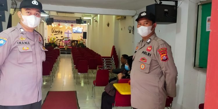 Pastikan Aman Polsek Rangkasbitung Polres Lebak Laksanakan Giat Pengamanan dan Patroli ke Gereja di Wilkum Polsek Rangkasbitung