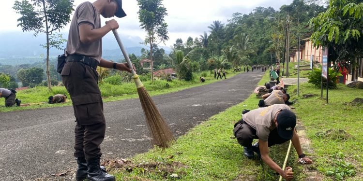 Siswa Diktukba Polri Gelombang 2 Tahun 2022 Melaksanakan Manajemen Kebersihan