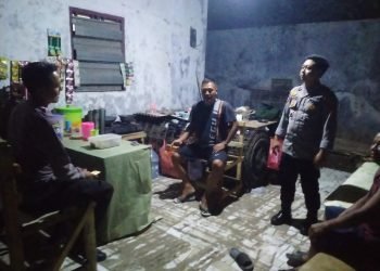 Patroli Malam, Bhabinkamtibmas Polsek Kasemen Sambangi Pemuda Nongkrong