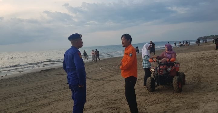 Personel Ditpolairud Polda Banten Laksanakan Sambang di Wisata Pantai Anyer