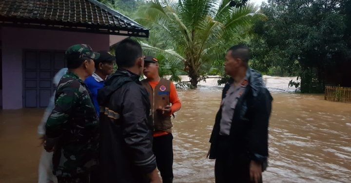Polres Lebak Polda Banten Evakuasi Warga Terdampak Banjir