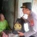 Bhabinkamtibmas Polsek Sobang Polres Lebak Salurkan Bantuan Sembako Dari Kapolri Kepada Warga Masyarakat Kurang Mampu