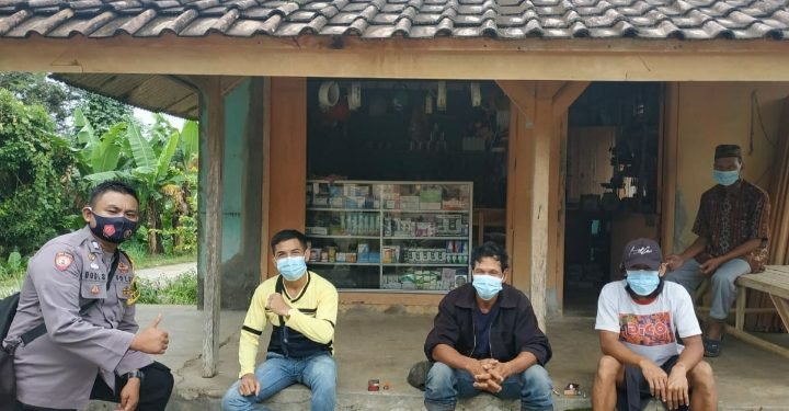Bhabinkamtibmas Polsek Bojongmanik POLRES Lebak sambangi Warga Di Desa Binaan