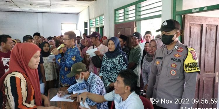 Bhabinkamtibmas Polsek Muncang Polres Lebak Monitoring penyaluran BLT-BBM BPNT PKH Bulan Oktober – Desember T.A 2022 di Desa Mekarwangi