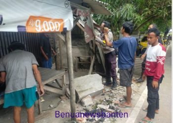 Bhabinkamtibmas Polsek Kasemen Polresta Serang Kota Bantu Warganya Renovasi Rumah