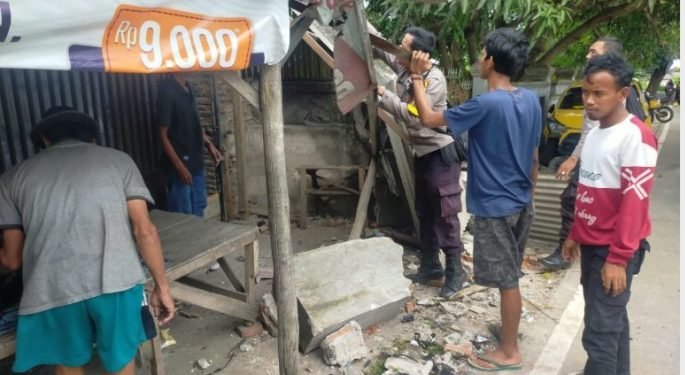 Bhabinkamtibmas Polsek Kasemen Polresta Serang Kota Bantu Warganya Renovasi Rumah
