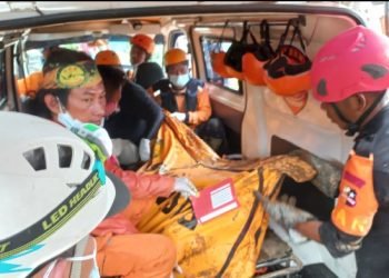 Hujan rintik sejak pagi tak halangi evakuasi 5 korban gempa Cianjur