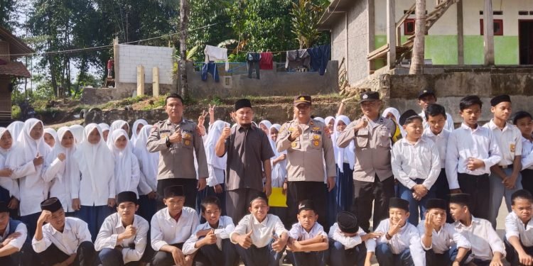 Sambangi MTs Al – Khaeriyah Mancak, Kapolsek Mancak Polres Cilegon Polda Banten Edukasi Cegah Kenakalan Pelajar.