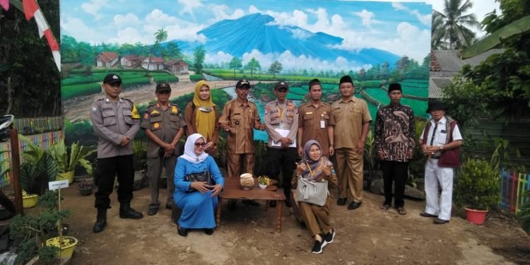 Sukseskan Lomba Kampung Bersih Dan Aman (LKBA), Personel Bhabinkamtibmas Polsek Mancak Polres Cilegon Polda Banten Dampingi Team Juri Ke Desa Waringin.
