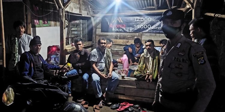 Patroli Tengah Malam Polsek Lebakgedong Polres Lebak Sambangi Pos Ronda