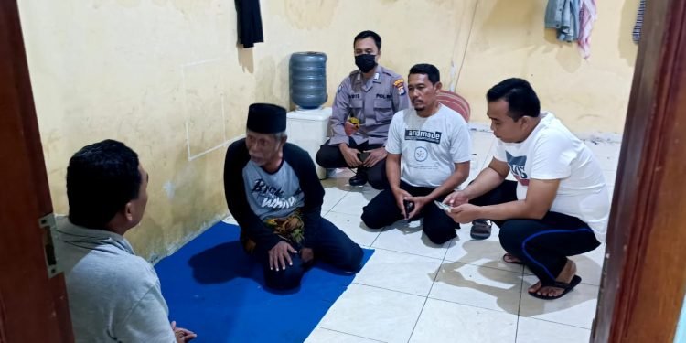 Personel Polsek Kasemen Polresta Serang Kota Evakuasi TKP Temu Mayat