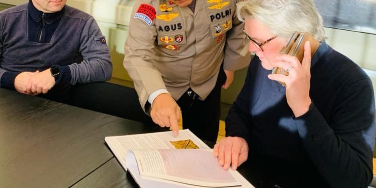 Beri Buku The Golok Karya Kapolda Banten, Tim Bertemu Direktur Museum Nasional Maritim di Amsterdam