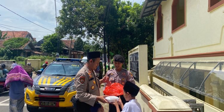 Usai Salat Jumat, Kasat Samapta Polres Pandeglang Bagikan 50 Nasi Bungkus ke Jama’ah