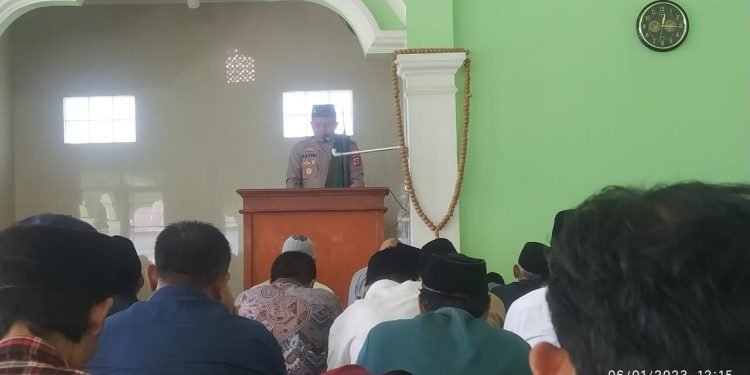 Jadi Khatib, Kapolsek Kopo Polres Serang Melaksanakan Shalat Jum’at di Masjid Nurul Huda